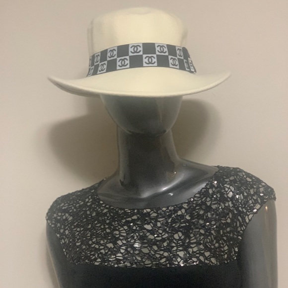 Meet your Posher, Yvette - Picture 1 of 1